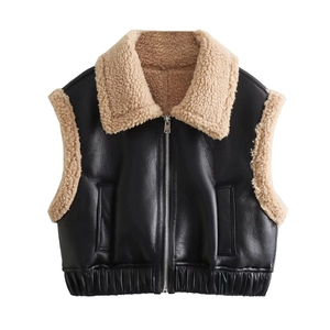 Gilet femme automne hiver 2024 en similicuir noir avec bordure en peau lainée beige