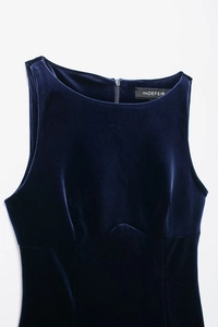 Détail de la mini-robe en velours bleu foncé avec col rond et texture à éclat métallique