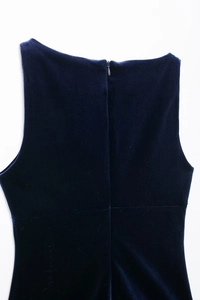 Détail de la robe en velours bleu marine avec fermeture éclair invisible et couture taille