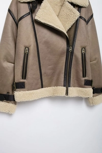 Détail de la veste aviateur en suédine avec doublure mouton et boucles métalliques