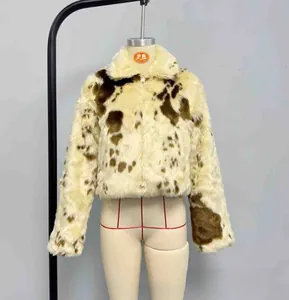 Détail de la texture en fausse fourrure douce et du col sur une veste à imprimé vache