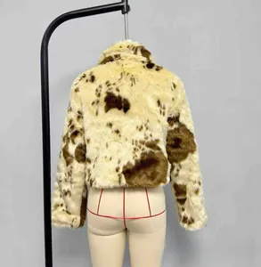 Vue arrière d'une veste courte en fausse fourrure à motif léopard et col à revers