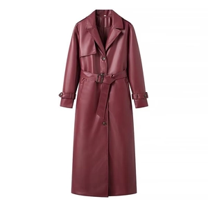 Detail van bordeauxrode kunstlederen trenchcoat met klassieke revers en riem