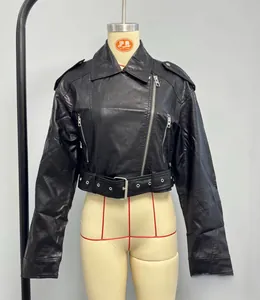 Dettaglio di una giacca biker in ecopelle nera con cerniere argentate e cintura in vita