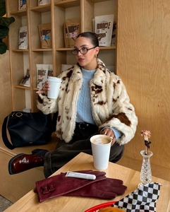 Détail d'une veste en fausse fourrure douce avec imprimé vache et texture chaude