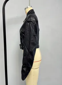 Dettaglio della giacca biker in ecopelle nera con zip diagonale e cintura con fibbia metallica