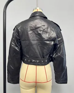 Dettaglio del retro di una giacca biker in PU nero con cintura ed occhielli metallici