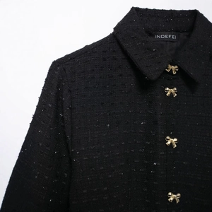 Veste courte en tweed noir pour femme avec boutons dorés et col à revers chic