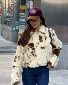 Détail d'une veste en fausse fourrure léopard avec fermeture éclair et large revers