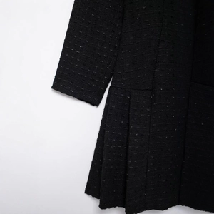 Robe mini noire en tweed pour femme avec manches longues et détails plissés chic