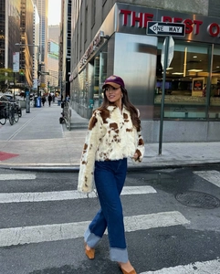 Vue détaillée d'une veste en fausse fourrure pour femme à motif vache et fermeture éclair