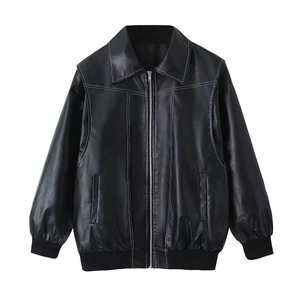 Détail de la veste en similicuir noir avec coutures blanches contrastées et zip argenté