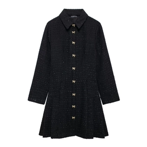 Robe courte en tweed noir à manches longues avec boutons nœuds dorés et jupe trapèze