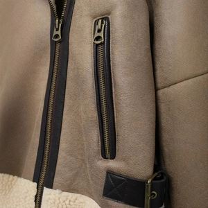 Veste femme en suédine marron avec doublure moutonné, zip bronze et boucle à l'ourlet