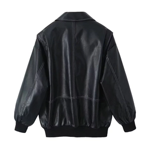 Vue arrière du blouson aviateur en cuir noir avec surpiqûres blanches contrastées