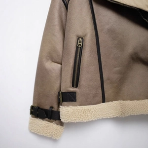 Veste aviateur vintage en daim marron avec doublure en peau de mouton beige et ceinture