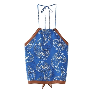 Dettaglio del top all'americana blu reale con stampa floreale e bordi a contrasto marroni