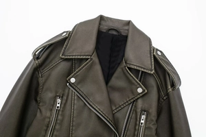 Detail der dunkelolivgrünen PU-Bikerjacke mit Revers und silbernen Reißverschlussakzenten