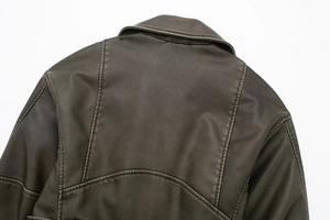 Detailansicht des Rückenkragens einer braunen PU-Lederjacke mit feinen Nähten