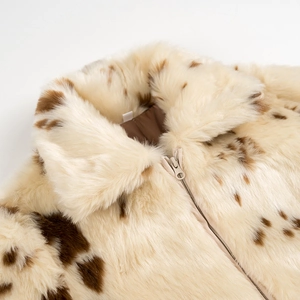 Gros plan d'une veste en fausse fourrure léopard avec large col et fermeture éclair