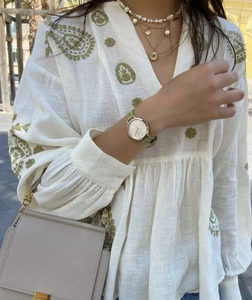Broderie détaillée sur haut blanc à col en V avec montre élégante et sac à bandoulière
