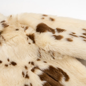Gros plan sur la texture en fausse fourrure douce avec taches léopard marron sur beige