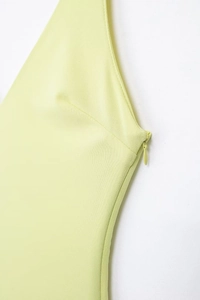 Vue macro détaillée de la fermeture éclair invisible sur cette robe d'été jaune citron