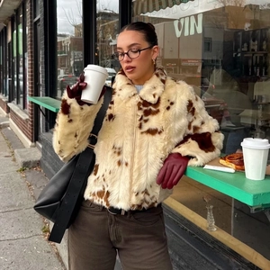 Veste courte en fausse fourrure à motif vache avec col montant et fermeture éclair
