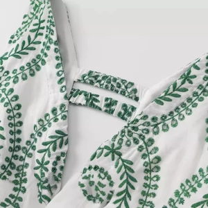 Abito estivo con scollo a V, ricamo di vite verde e dettagli traforati