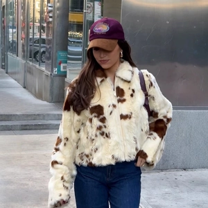 Veste courte en fausse fourrure pour femme à motif vache avec col montant et zip