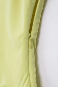 Détail de la fermeture éclair invisible sur robe vert citron et tissu de qualité