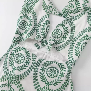 Abito estivo allacciato al collo con ricamo verde, ritaglio in vita e fiocco annodato