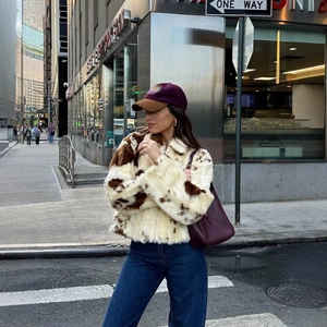 Veste tendance en fausse fourrure à imprimé léopard pour femme en style urbain chic