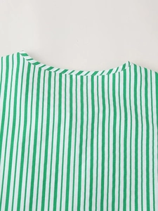 Détail de l'encolure ronde et de la texture du tissu à rayures verticales vertes