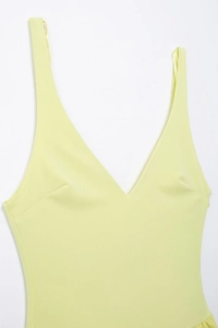 Détail du décolleté en V profond et des bretelles de cette robe d'été jaune citron