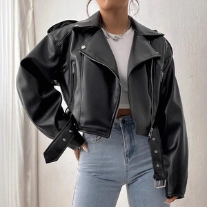 Giacca da donna in pelle PU nera con cerniera diagonale e cintura in vita stile biker