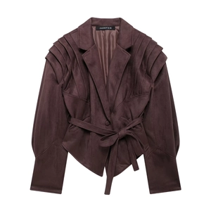 Veste courte en daim marron chocolat avec épaules plissées et ceinture à la taille