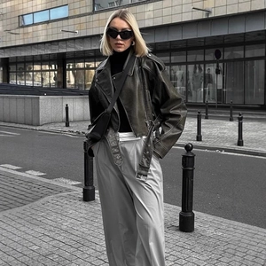 Giacca da motociclista in ecopelle marrone invecchiata con zip diagonale e cintura donna
