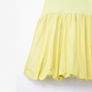 Robe courte jaune pour femme avec ourlet bulle bouffant et détails plissés à la taille