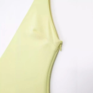Robe courte jaune pâle à ourlet ballon avec fermeture éclair latérale invisible