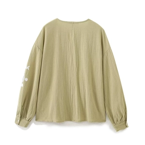 Détail du dos de la chemise en coton-lin vert olive avec broderie florale blanche sur manche