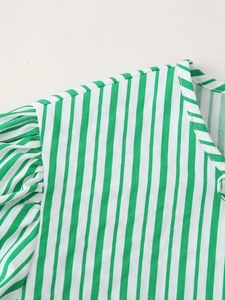 Détail du chemisier à rayures verticales vertes et blanches avec manches bouffantes