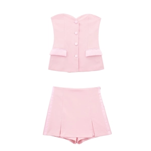 Vue détaillée d'un ensemble rose deux pièces avec décolleté en cœur et short plissé