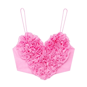 Détail du crop top rose avec volants en forme de cœur et fines bretelles spaghetti