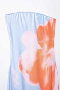 Détail de la robe bandeau bleu clair avec imprimé floral orange et texture du tissu