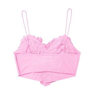 Vue détaillée du crop top rose à volants avec texture matelassée et fines bretelles