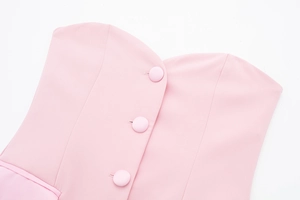 Détail du haut en satin rose avec boutons recouverts et coutures de décolleté en cœur