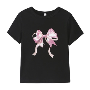 Gros plan sur l'imprimé nœud rose du t-shirt noir en coton montrant la texture