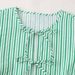 Haut à rayures vertes et blanches pour femme avec manches 3/4 et nœud au col