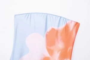 Détail du tissu à imprimé floral bleu avec texture lisse et coutures de bord nettes